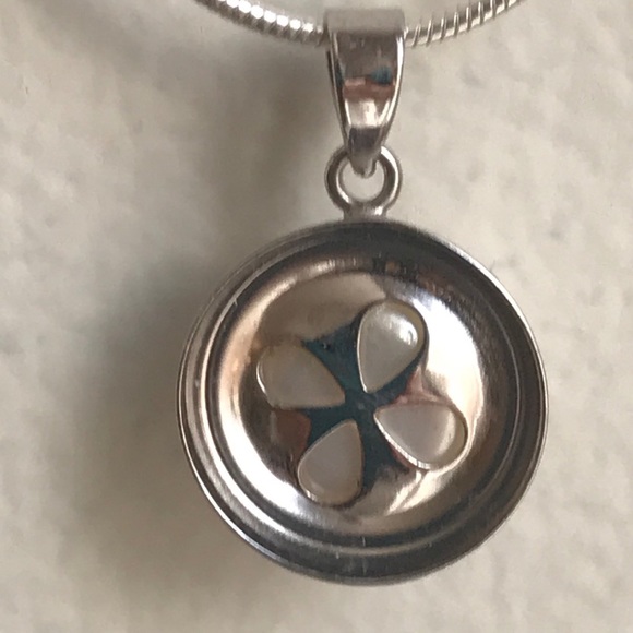 Sterling silver & fresh water pearl pendant  on 18” sterling silver snake chain - Picture 3 of 5